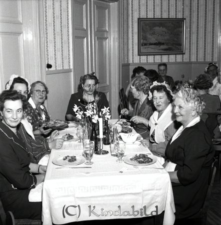 Husmoderförenningen Jubileum Hotellet Kisa
raja 
Husmoderförenningen Jubileum  
Grupporträtt

raja
Längst fram till vänster Evy Sandström. I mitten till höger Birgit Schill. 
Källa: Gerd Pettersson

Nyckelord: Husmoderförenningen Kisa