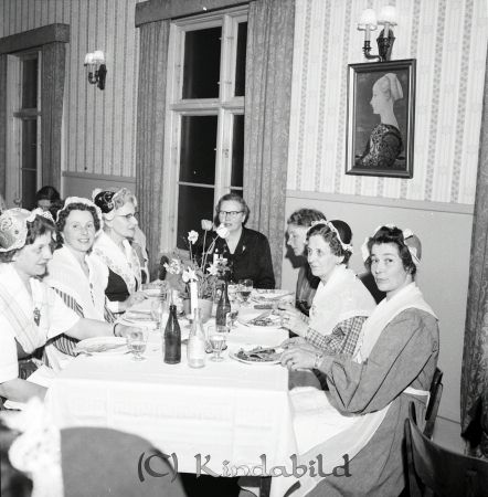 Husmoderförenningen Jubileum Hotellet Kisa
raja 
Husmoderförenningen Jubileum  
Grupporträtt

raja
Fr höger Lilly Johansson, Berta Jonssson, Elna Isaksson.
Mitt fram Maja Eriksson, Millingetorp.
Fr vänster ?, Gunvor Nilsson och Ebba Eriksson.
Källa: Studiegruppen hembygdsgården 
Nyckelord: Husmoderförenningen Kisa