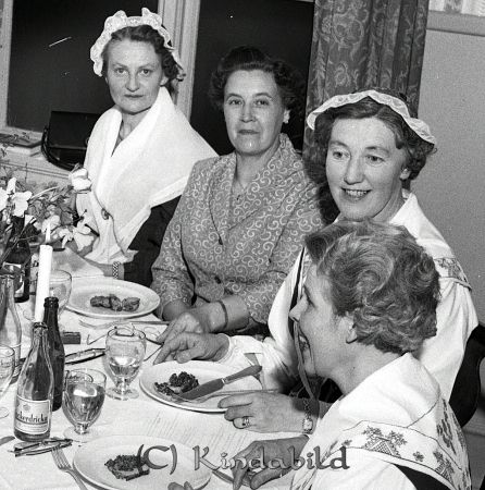 Husmoderförenningen Jubileum Hotellet Kisa
raja 
Husmoderförenningen Jubileum  
Grupporträtt

raja
Fr vänster Hildur Hansson, Märta Aspegren, Margit Bengtsson och Bojan Svensson.
Källa: Studiegruppen hembygdsgården 
Nyckelord: Husmoderförenningen Kisa