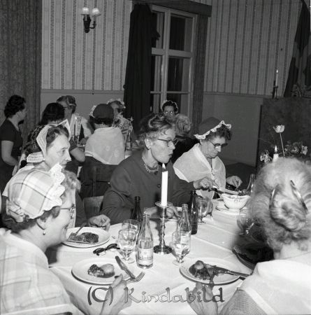 Husmoderförenningen Jubileum Hotellet Kisa
raja 
Husmoderförenningen Jubileum  
Grupporträtt

raja
2:a fr vänster Agnes Gustafsson Karleby och 4:a Helga Larsson (Gunvor Nillsons mor)
Källa: Studiegruppen hembygdsgården 
Nyckelord: Husmoderförenningen Kisa