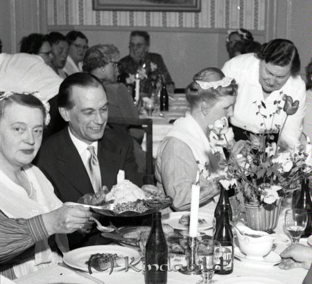 Husmoderförenningen Jubileum Hotellet Kisa
raja 
Husmoderförenningen Jubileum  
Grupporträtt

raja
Servitrisen hetter Ebba i förnamn.
Källa: Studiegruppen hembygdsgården 
Nyckelord: Husmoderförenningen Kisa