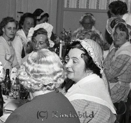 Husmoderförenningen Jubileum Hotellet Kisa
raja 
Husmoderförenningen Jubileum  
Grupporträtt

raja
Från höger Greta Sandström och Margit Stahre-Åberg.
Bakre raden t v Elsie Bergman.
Källa: Studiegruppen hembygdsgården 
Nyckelord: Husmoderförenningen Kisa