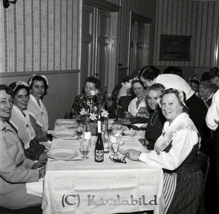 Husmoderförenningen Jubileum Hotellet Kisa
raja 
Husmoderförenningen Jubileum  
Grupporträtt

raja
Vid bordets kortsida sitter hemkunskapslärare Ester Dybern. Tvåa från vänster sitter Ajos mamma, gift med syssloman på lasarettet. 
Källa: mayca

Nyckelord: Husmoderförenningen Kisa