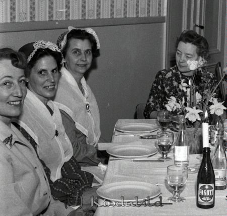Husmoderförenningen Jubileum Hotellet Kisa
raja 
Husmoderförenningen Jubileum  
Grupporträtt

raja
2:a fr vänster Gertrud Karlsson, nr 3 Anna Wredberg (Walters fru) och mitt fram Ester Dybern.
Källa: Studiegruppen hembygdsgården 
Nyckelord: Husmoderförenningen Kisa