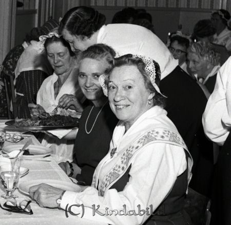 Husmoderförenningen Jubileum Hotellet Kisa
raja 
Husmoderförenningen Jubileum  
Grupporträtt

raja
Närmast fru �?hlström (mor till Anne-Marie Eklöf). Därefter Margit Skiöld och Svea Johansson Korpklev.
Källa: Studiegruppen hembygdsgården 
Nyckelord: Husmoderförenningen Kisa