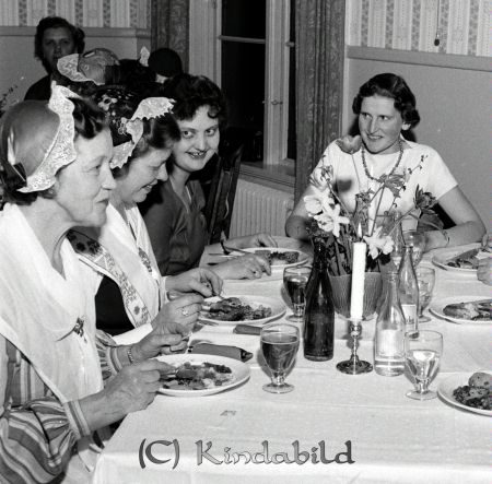 Husmoderförenningen Jubileum Hotellet Kisa
raja 
Husmoderförenningen Jubileum  
Grupporträtt

raja
Fr vänster Septi Andersson, nr 3 Gun Borgny-Johansson och mitt fram Kerstin Larsson Killingevid.
Källa: Studiegruppen hembygdsgården 

LaSa 20231117: Gudrun Borgny-Johansson
Nyckelord: Husmoderförenningen Kisa