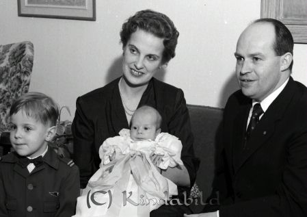 Veterinär Theander Kisa
raja 
Veterinär Theander  
Grupporträtt

raja
Veterinär Bror Sture Halvar Theander med hustru Ingrid Bergström-Theander med barnen Göran född 1954 och Tomas född 1959.
Källa: Folkräkning 1979/80 
Källa: Gerd Pettersson

Nyckelord: Theander Kisa