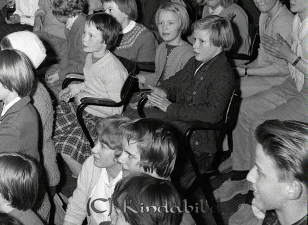 Little Gerard Folkets Hus Kisa
raja 
Little Gerard Kisa
Grupporträtt

raja
Till höger i mörk kofta Birgitta Svensson 
Källa: Studiegruppen hembygdsgården
Nyckelord: Gerard Kisa