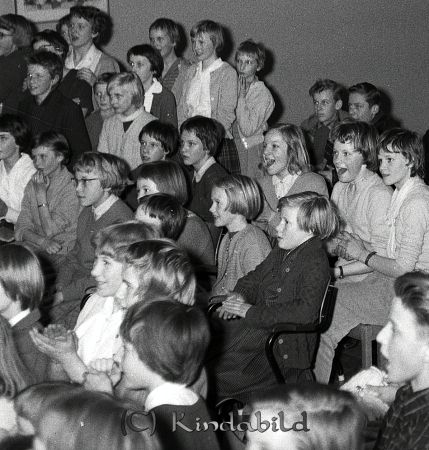 Little Gerard Folkets Hus Kisa
raja 
Little Gerard Kisa
Grupporträtt

raja
2:a raden uppifrån nr 3 från höger Monica Sandelius
Källa: Studiegruppen hembygdsgården
Nyckelord: Gerard Kisa