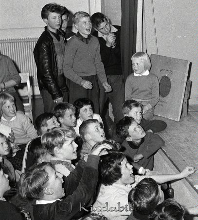 Little Gerard Folkets Hus Kisa
raja 
Little Gerard Kisa
Grupporträtt

raja
 grå v-ringad tröja Per-Magnus Johnsson 
Källa: Gerd Pettersson
Nyckelord: Gerard Kisa