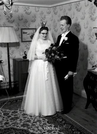 Brudparet Lindarp Nykil Hägerstad Kyrka
raja 
Lindarp Nykil 
Brudpar

raja
Brudgum Karl Gustav Lindarp född 1936 och bruden 
Kerstin Birgitta född 1938. 
Källa: Gerd Pettersson


Nyckelord: Lindarp Nykil