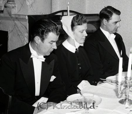 Brudparet Lindarp Nykil Hägerstad Kyrka
raja 
Lindarp Nykil 
Brudpar
Brudgummen hade en syster som var diakonissa, Anita Lindarp. Kan var hon på bild?
Nyckelord: Lindarp Nykil