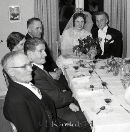 Brudparet Andersson Enebygatan Kisa
raja 
Brudparet Andersson Kisa
Brudpar

raja
AndersJohan Andersson
August Andersson
Linnea Samuelsson
Erik Andersson
Brudp. Mai o Arne Samuelsson 
Källa: Mai Samuelsson


Nyckelord: Andersson Kisa