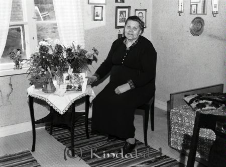 Emilia i Sandshult Karlsson Sundsborg Kisa
raja 
Emilia Karlsson Kisa
Porträtt-Kvinna 75 årsfirande  

raja
Emilia Sofia född Löf 1884 i Djursdala. 1935 flyttade hon och maken Karl August Karlsson till Sandshult.
Barn; Göte född 1912 i Horn. 1939-12-31 gifte han sig med Inga Jakobsson från Ryssby Kalmar län. 1940 föddes deras dotter Ulla Irene Margareta. Enl kyrkoboken bor de kvar alla 1944 i Sandshult
Emilia Karlsson dog 1967 på Kindagård. 
Beställaren till bilderna är med sannolikhet Sixten Fernström som bodde i Sundsborg. Sixten kom som fosterbarn till Sandshult. 
Källa: Gerd Pettersson

Nyckelord: Karlsson Kisa