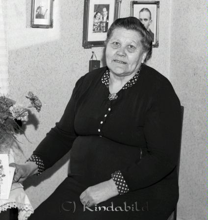 Emilia i Sandshult Karlsson Sundsborg Kisa
raja 
Emilia Karlsson Kisa
Porträtt-Kvinna 75 årsfirande 


Nyckelord: Karlsson Kisa