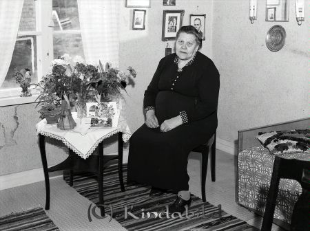 Emilia i Sandshult Karlsson Sundsborg Kisa
raja 
Emilia Karlsson Kisa
Porträtt-Kvinna 75 årsfirande 


Nyckelord: Karlsson Kisa
