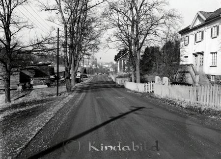 Janne Svensson Trafikbilder
raja 
Janne Svensson  
Bebyggelse

raja
Södra infarten till Kisa. Gamla Kalmarvägen med Brogård och Brokullens arbetsbostad. Den röda längan revs hösten 2009. 
Källa: Gerd Pettersson

Nyckelord: Svensson Kisa
