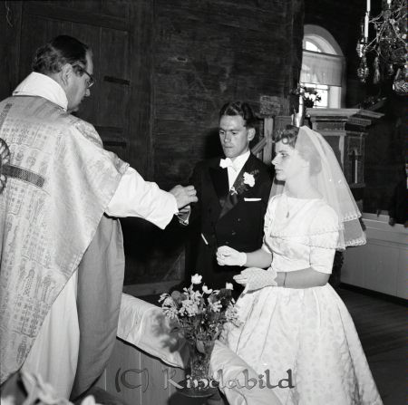Brudparet Ingvar Samuelsson Örnsvik Svalsjö
raja 
Ingvar Samuelsson Svalsjö
Brudpar

raja
Brudparet Ingvar Samuelsson och Inger Johansson.
Fadern till Inger hette Börje Johansson 
Källa: Gerd Pettersson

raja
Inger hette Börjesson och kom från Bänarps gård, Verveln. 
Källa: mayca

Nyckelord: Samuelsson Svalsjö