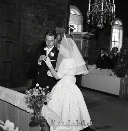 Brudparet Ingvar Samuelsson Örnsvik Svalsjö
raja 
Ingvar Samuelsson Svalsjö
Brudpar

raja
Brudparet Ingvar Samuelsson och Inger Johansson.
Vigsel i Tidersrums kyrka. 
Källa: Gerd Pettersson

raja
Inger hette Börjesson och kom från Bänarps gård, Verveln. 
Källa: mayca

Nyckelord: Svensson Svalsjö