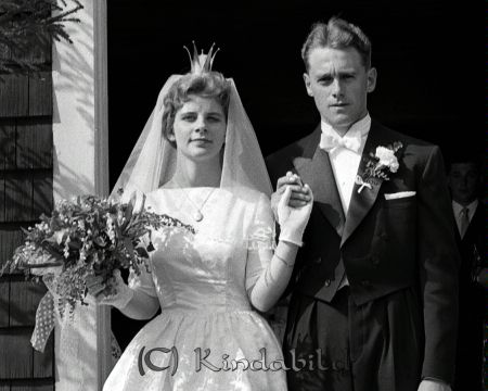 Brudparet Ingvar Samuelsson Örnsvik Svalsjö
raja 
Ingvar Samuelsson  Svalsjö
Brudpar

raja
Vigsel mellan Ingvar Samuelsson och Inger Börjesson från Bänarp. 
Källa: Gerd Pettersson

Nyckelord: Samuelsson Svalsjö