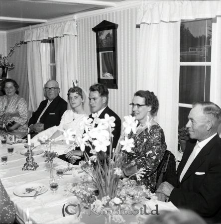 Brudparet Ingvar Samuelsson Örnsvik Svalsjö
raja 
Ingvar Samuelsson Svalsjö
Brudpar

gepe
Brudparet Ingvar och Inger Samuelsson.
Till höger brudens mor Rut Johansson och Axel Samuelsson
Källa:
Annagreta I

Nyckelord: Samuelsson Svalsjö