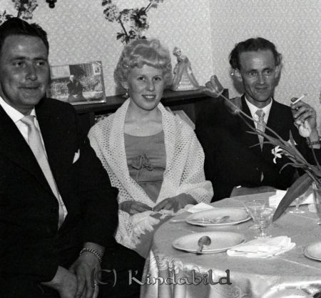 Brudparet Ingvar Samuelsson Örnsvik Svalsjö
raja 
Ingvar Samuelsson Svalsjö
Grupporträtt

gepe
Yngve Karlsson, Karin Andersson och Åke Leek

Nyckelord: Samuelsson Årnsvik