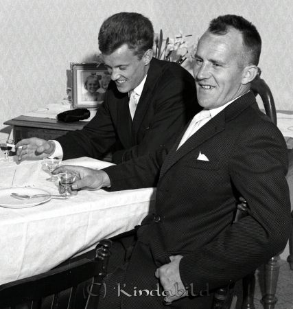 Brudparet Ingvar Samuelsson Örnsvik Svalsjö
raja 
Ingvar Samuelsson Svalsjö
Grupporträtt

gepe
Fr vänster Weine Hultman och Arne Isaksson
Källa: Annagreta I
Nyckelord: Samuelsson Svalsjö