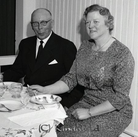 Brudparet Ingvar Samuelsson Örnsvik Svalsjö
raja 
Ingvar Samuelsson Svalsjö
Grupporträtt

raja
Karl August Samuelsson Linneberg (1903-1971) med hustru Ellen född 1916 i Tidersrum. Källa: SVAR. 
Källa: Gerd Pettersson

Nyckelord: Samuelsson Svalsjö
