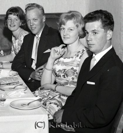 Brudparet Ingvar Samuelsson Örnsvik Svalsjö
raja 
Ingvar Samuelsson Svalsjö
Grupporträtt

raja
Fr vänster Anita och Uno Samuelsson, långst till höger brudgummens bror Roland Samuelsson, Kopperarp. 
Källa: Gerd Pettersson

Nyckelord: Samuelsson Svalsjö