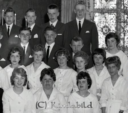 Folkskolans Konfirmander Kisa
raja 
Folkskolans Konfirmander Kisa
Grupporträtt konfirmationsfoto

raja
Inga Nilsson nr 4 från vänster längst ner, född Adolfsson ifrån Folkinge Kerstin 
Källa: kersan 

raja
1: raden fv. Britt Pettersson, Berit Björk, Erine Isaksson, Karin Olofsson
 2: raden fv. Birgitta Johansson, Ros-Marie Karlsson, Birgitta Olsson, Kristina Karlsson, Ann-Marie Johansson
 3: raden fv. Lars Andersson ?? Gunnar Lindell ??
 4: raden fv. Jan-Inge Thoren, Sven-Inge Svensson, Sten Björk, Inge Johansson
Källa: Studiegruppen Hembygdsgården 


Nyckelord: Konfirmander Kisa