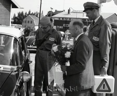 Åbergs Serviceanläggning Kisa Invigning
raja 
Åbergs Serviceanläggning Kisa
Grupporträtt

raja
Axel Åberg (med blombuketten). 
Källa: Birgitta

Nyckelord: Åbergs Kisa