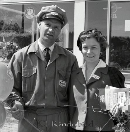 Åbergs Serviceanläggning Kisa Invigning
raja 
Åbergs Serviceanläggning Kisa
Grupporträtt

raja
Birgitta Svensson, Hycklinge. Brorsdotter till Anna Åberg. 
Källa: Birgitta  

Nyckelord: Åbergs Kisa