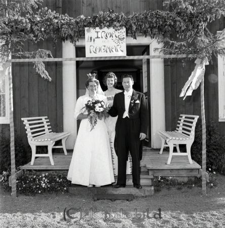 Brudparet Ragnar Cassel Tidersrum
raja 
Brudparet Ragnar Cassel  
Grupporträtt Brudpar

raja
Oskar Ragnar Cassel född 1925 i Tidersrum och Irma Sofia född 1926 i Tidersrum. Källa: Svar Folkräkning 1970. 
Källa: Gerd Pettersson


Nyckelord: Cassel Tidersrum