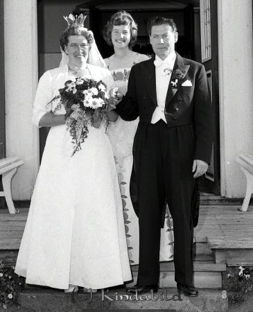 Brudparet Ragnar Cassel Tidersrum
raja 
Brudparet Ragnar Cassel  
Grupporträtt Brudpar

raja
Oskar Ragnar Cassel född 1925 i Tidersrum och Irma Sofia född 1926 i Tidersrum. Källa: SVAR Folkräkning 1970. 
Källa: Gerd Pettersson


Nyckelord: Cassel Tidersrum