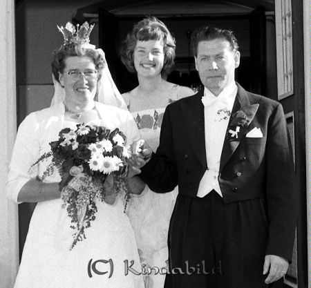 Brudparet Ragnar Cassel Tidersrum
raja 
Brudparet Ragnar Cassel  
Grupporträtt Brudpar

raja
Oskar Ragnar Cassel född 1925 i Tidersrum och Irma Sofia född 1926 i Tidersrum. Källa: SVAR Folkräkning 1970. 
Källa: Gerd Pettersson

raja
Tärna är Anita gift Samuelsson. 
Källa: Gerd Pettersson



Nyckelord: Cassel Tidersrum