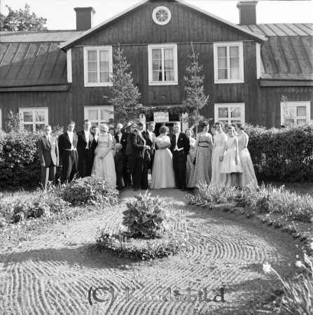 Brudparet Ragnar Cassel Tidersrum
raja 
Brudparet Ragnar Cassel  
Grupporträtt Brudpar

raja
Bröllop i Stora Tidersrum. 
Källa: Gerd Pettersson

Nyckelord: Cassel Tidersrum