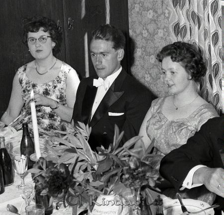 Brudparet Ragnar Cassel Tidersrum
raja 
Brudparet Ragnar Cassel  
Grupporträtt 

raja
Till v'änster Annagreta Carlsson gift Isaksson., Ingvar Sauelsson och Rut Isaksson 
Källa: Annagreta I


Nyckelord: Cassel Tidersrum