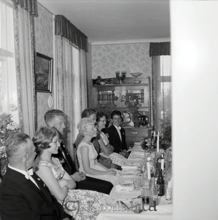 Brudparet Ragnar Cassel Tidersrum
raja 
Brudparet Ragnar Cassel  
Grupporträtt 
gepe
Arne Olsson Fermestorp, Birgitta Ydringer, Åke Olsson, Karin Andersson
nn , Gunilla Olsson Fermestorp, Kurt Isaksson.
Källa: Annagreta I

Nyckelord: Cassel Tidersrum
