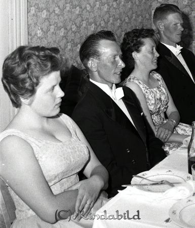 Brudparet Ragnar Cassel Tidersrum
raja 
Brudparet Ragnar Cassel  
Grupporträtt 

gepe
Till vänster ev Iris Alf?

raja
nr 2 Rune Johansson, Maj-Britt Johansson, Göte Karlsson 
Källa: Annagreta

Nyckelord: Cassel Tidersrum