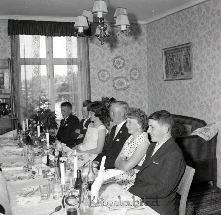 Brudparet Ragnar Cassel Tidersrum
raja 
Brudparet Ragnar Cassel   
Grupporträtt 
gepe
Enar Marcusson St Tidesrsrum, nn, Margareta Ydringer, Göran Samuelsson, Gun-Britt Andersson Örtomta, Rolf Isaksson
Källa: Annagreta I
Nyckelord: Cassel Tidersrum