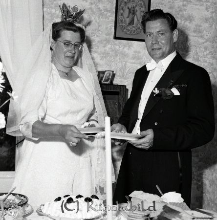 Brudparet Ragnar Cassel Tidersrum
raja 
Brudparet Ragnar Cassel  
Grupporträtt Brudpar

raja
Brudgummen Oskar Ragnar Cassel född 1925 i Tidersrum och bruden Irma Sofia född 1926 i Tidersrum, 
Källa: Gerd Pettersson

Nyckelord: Cassel Tidersrum