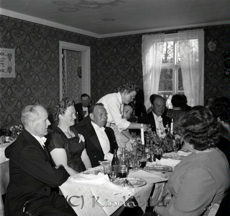 Brudparet Ragnar Cassel Tidersrum
raja 
Brudparet Ragnar Cassel  
Grupporträtt 
gepe
Från vänster Gunnar Andersson, Julia Andersson, Arvid Andersson (bror med Axel Andersson i Lia, servetris Alva Andersson
Källa: Annagreta I
Nyckelord: Cassel Tidersrum