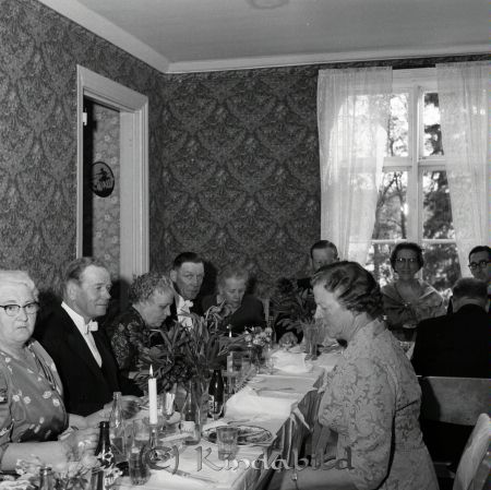 Brudparet Ragnar Cassel Tidersrum
raja 
Brudparet Ragnar Cassel  
Grupporträtt 
gepe
Till höger Ellen Samuelsson
Källa: Annagreta I
Nyckelord: Cassel Tidersrum