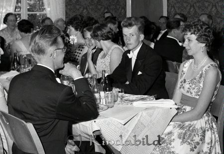 Brudparet Ragnar Cassel Tidersrum
raja 
Brudparet Ragnar Cassel  
Grupporträtt 
gepe
Till höger Anita Persson dotter till Evelyn och John Persson.
Källa: Annagreta I
Nyckelord: Cassel Tidersrum