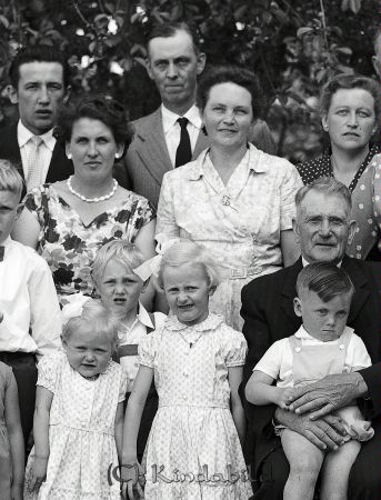 Björklund Guldbröllop Dover
raja 
Björklund Guldbröllop Dover
Grupporträtt 

raja
Bakre raden fr vänster Rune Gustavsson, Ivar Eriksson. Damen framför Eriksson är hans fru född Björklund.
Flickan som står i mitten är förmodligen Berit född Frode, Kjusebo. 
Källa: Gerd Pettersson 
 

Nyckelord: Björklund Dover