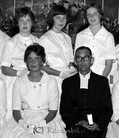 1 Grupp Sommar Konfermander Kisa Kyrka
raja 
Konfermander Kisa Kyrka
Grupporträtt konfirmationsfoto

Nyckelord: Konfermander Kisa