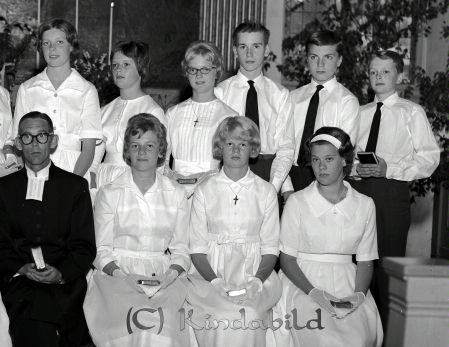 1 Grupp Sommar Konfirander Kisa Kyrka
raja 
Konfermander Kisa Kyrka
Grupporträtt konfirmationsfoto

Nyckelord: Konfermander Kisa