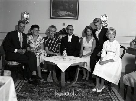 Familjen Skiöld Kisa
raja 
Familjen Skiöld Kisa
Familjporträtt 

raja
Familjen Gustaf född 1908 i Vena och Margit Sköild. född 1908 i Vena.
Fr v sonen Åke (präst) med hustru Britt, Margit och Gustaf, sonen Ove med hustru Gerd, samt dottern konfirmanden Agneta. 
Källa: Bildtittargruppen 

Nyckelord: Skiöld Kisa