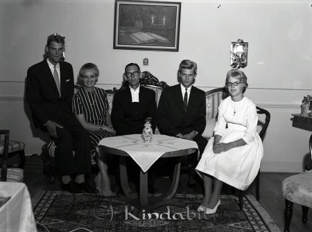 Familjen Skiöld Kisa
raja 
Familjen Skiöld Kisa
Familjporträtt 

raja
Margit och Gustaf Skiöld med barnen Åke, Ove och Agneta. 
Källa: Bildtittargruppen 

Nyckelord: Skiöld Kisa