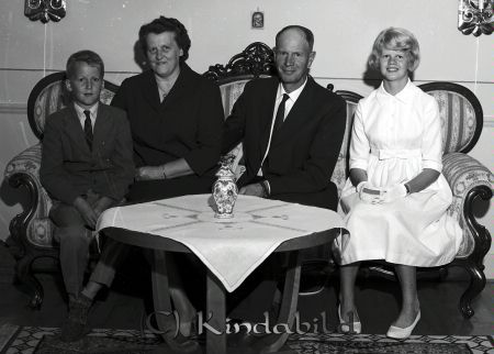 Familjen Pettersson Adelöv Kisa
raja 
Pettersson Adelöv Kisa
Familjporträtt Bilden tagen i prästgården 

Nyckelord: Pettersson Kisa